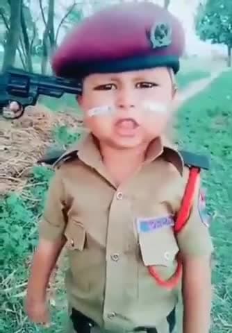 देश के ग़द्दारों के लिए नन्हे सिपाही का संदेश।
हमारे देश में ऐसे #जज्बे और #जुनून वाले बच्चे को सलाम :- #रंजीत बाँका !