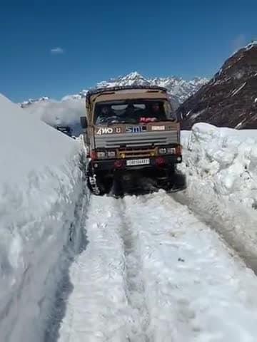 देश के शरहद पर जाते हमारे वीर जवान। इनकी कठोर परिश्रम के कारण ही हम चैन की नींद ले पाते हैं। #WeSupportIndianArmy