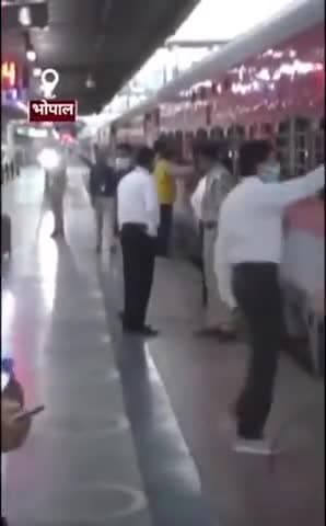 औरंगाबाद: 3 दिन से भूखी बच्ची को मेरे देश के जवानो मे चलती हुई ट्रेन मे दौड़कर दूध पहुचाये #saluteindianarmy #indianarmy 🙏🙏🙏🙏