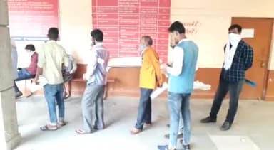 संभल: मुरादाबाद रोड पर एआरटीओ कार्यालय पर लगी नए ड्राइविंग लाइसेंस बनवाने वाले आवेदनकर्ताओं की भीड़ #एआरटीओ