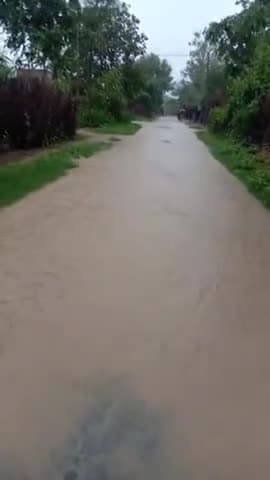 गढ़वा: आज दिनांक 10जुन2020 गढ़वा जिला के संग्रहे खुर्द गाँव में बारीस के करन रोड हुए जाम#dailogue #tak #aajtaknews