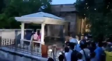 गौतम बुद्ध नगर: चले जाओ यहां से मरवा दिया मेरे पति को: मीडिया पर भड़कती विकास दुबे की पत्नी
#कानपुर_एनकाउंटर #विकास_दुबे #विकासदुबे