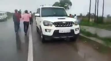 कानपुर कांड गैंगस्टर विकास दुबे की गाड़ी पलटने के बाद पुलिस इनकाउंटर में #Vikas_Dube की मौत ।।
#जंगलराज_उत्तरप्रदेश #UP