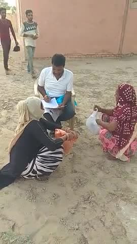 सूरतगढ़: #राजियासर_स्टेशन के गांव हिंदौर में
#मनरेगा श्रमिक रोजगार के लिए नामांकन करवाते हुए।
@user089268
@newsnation_team