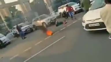 अंदाजा लगाइये इनकी पीड़ा का जो अमेठी से लखनऊ तक दर-दर की ठोकरें खाने के बाद विधानसभा के बाहर खुद को आग लगा दी।
#yogimodi