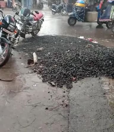 अररिया: अररिया बाजार में अभी भारी वर्षा हो रही है और उधर जल स्तर काफी चढ़ाव पर है 
#बाढ़ #2017