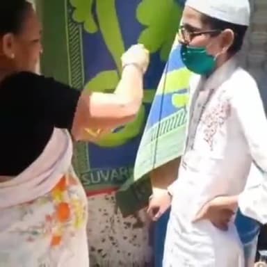 जब ये बच्चा #Covid_19india से ज़ंग जीत कर अपने घर को वापस लौटा तो परोस मे रहने वाली चाची ने स्वागत किया