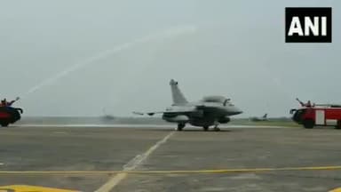 "राफेल का स्वागत है"  Water Salute.  
#Rafale #ThankYouPmModiForRafale 🇮🇳
