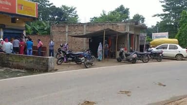 हाजीपुर: khabar hai bidupur railway station ke pass Syndicate Bank mein log nahin kar rahe #socialdistanacing