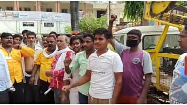 मऊ: शहर में कूड़ा उठाने गए सफाई कर्मियों को लोगों ने पीटा, गिरफ्तारी के सफाई कर्मियों ने किया प्रदर्शन #सफाई_कर्मी #प्रदर्शन