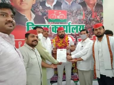 समाजवादी पार्टी माननीय श्री अखिलेश यादव जी की संस्तुति पर सपा जिला उपाध्यक्ष झाँसी का पदभार ग्रहण करते हुए। #तारिक_अनवर