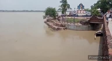घोसी: बाढ़ की चपेट में आया दोहरीघाट का मुक्तिधाम, घाघरा नदी का जलस्तर पहुंचा खतरे के निशान के निकट #बाढ़ #घाघरा_नदी