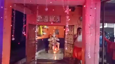 करनैलगंज: आटा के हनुमान गढ़ी मंदिर पर हलुआ और लड्डू वितरित कर मनाई गई खुशी #श्रीराम_जन्मभूमि