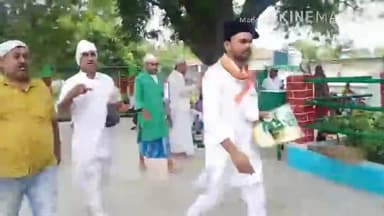 जेल में बन्द डाक्टर कफील की #रिहाई को लेकर कांग्रेस प्रवक्ता साथीयो संग जहाँगीर दादा के मज़ार पर की चादर पोशी की दुआ।