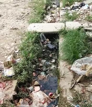 मेहदावल: #rajediha bazar sant Kabir nagar block santha 
   राजेडीहा चौराहे पर नाले मे कचरा जमा हो जाने के कारण बहुत ही गंदगी है