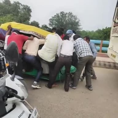 ग्वालियर गिर्द: gwalior hazira pull par hua bhayankar axident ato chalak hua gambheer taraha se ghayal #news_24 #public_trend