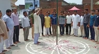 आंवला: आजादी की #74वी वर्षगांठ अपने सभी छोटे बड़े भाइयों के साथ तिरंगा फहराया व राष्ट्रगान किया#rajesh #rajank #sunil_kumar