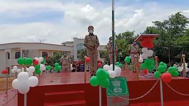 गढ़वा: गढ़वा एसपी श्रीकांत सुरेश राव ने पुलिस लाइन में किया झंडातोलन, कहा- नक्सल मुक्त होगा गढ़वा जिला #एसपी #झंडोतोलन