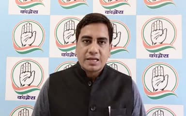 #लखीमपुर:#बलात्कार के बाद बच्ची की हत्या कर उसकी #आंख_फोड़ दी गई।कांग्रेस के #अंशु_अवस्थी ने लगाए बीजेपी पर गंभीर आरोप।