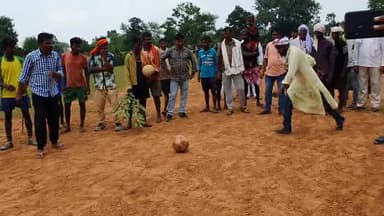 धनबे में एकतरबा मैदान में 16आदिवासी  टीम के खिलाड़ियों से मिला। और उदघाटन में मैंने तीन गोल ठोंक डाले। #सिकन्दरा विधानसभा