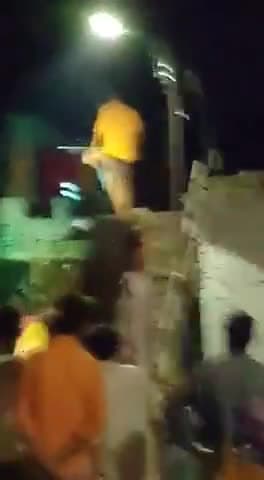 कानपुर: काकादेव में छत से लोगों पर पथराव करते हुए दबंग युवक का वीडियो सोशल मीडिया पर हुआ वायरल, जांच में जुटी पुलिस #काकादेव