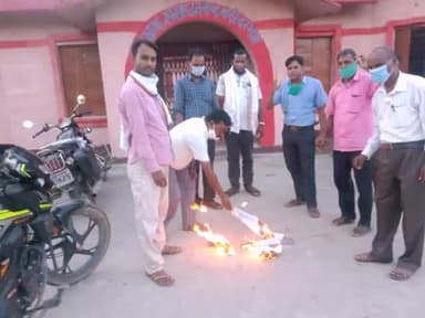 बहेरी: बहेरी में नियोजित शिक्षक संघ ने कैबिनेट से जारी शिक्षकों की सेवा शर्त की प्रतियों को जलाया #शिक्षक_संघ