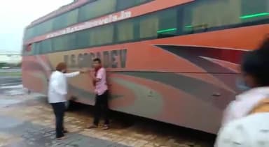 बिलारा: पूना सेे बिलाड़ा का रूट करने वाली राजलक्ष्मी ट्रैवेल्स के एक स्टाफ मेंबर ने पैसेंजर के साथ की छेड़छाड़।
#Rajasthan
#Mob