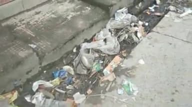 मधुबनी: नगर परिषद के सफाई कर्मियों की हड़ताल के चलते शहर की तमाम नालियों और सड़कों पर पड़ा है कचरा #हड़ताल #सफाई_कर्मी