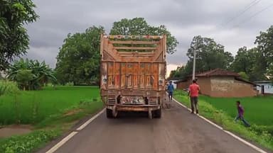 दुधि: छत्तीसगढ़ से अवैध व ओवरलोड बालू की गाड़ियों का आवागमन लगातार चालू।
दबंगो के सह पर सड़के हो रही ध्वस्त।
#प्रशासन_मौन।