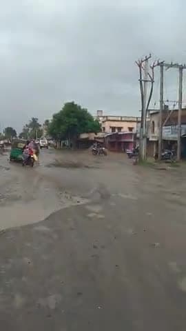 गोड्डा: #गोड्डा: सरकंडा चौक के समीप #एनएच-133A की
स्थिति हुई जर्जर,कभी भी हो सकती है #दुर्घटना
#munnagodda