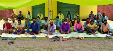 बोरियो: पथरा स्टेशन के समीप मज़दूरों ने अपनी 8 सूत्री मांगों को लेकर दिया धरना #धरना #मज़दूर