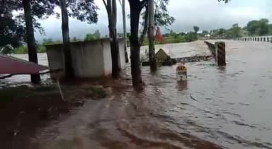 अमरवाड़ा: #singodi Pench Nadi pull ke upar se ja rhaa hai pani
