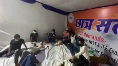छात्र सत्याग्रह के दौरान @nsui_india के राष्ट्रीय अध्यक्ष @Neerajkundan भाई की तबीयत बिगड़ी
#PostponeJEENEET_Today