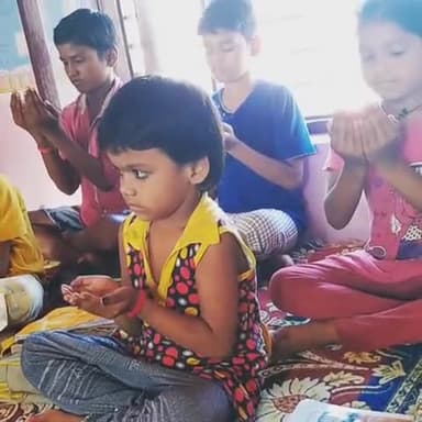 बच्चो के साथ सुबह की प्राथना सीखाया जा रहा है साकार में #एनजीओ##@@@@#
#दरभंगा