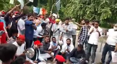 चंदौली: कांग्रेस के छात्र विंग् NSUI के कार्यकर्ताओं एवं छात्रों के द्वारा किया गया #5baje5min बेरोजगारी के बढ़ते हुए परदारशन।