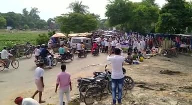 मोतिहारी 
#शिक्षा_सुधार- #बनाये_बटन_दबाने_का_पहला_आधार ।
चरखा पार्क से ग़ांधी चौक मोतिहारी तक मशाल जुलूस निकाला गया है,