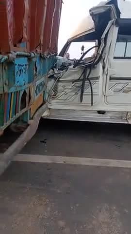 बिंद: राहुल प्रखंड के सोनसिकरागांव के पास  हाईवे पर एक ट्रक में बोलेरो ने धक्का मारा बोलेरो पूरी तरह से चकनाचूर#acssident#poli
