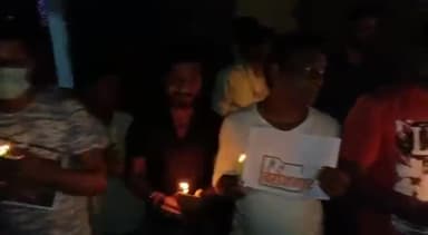 हापुड़ - बेरोजगारी के विरोध में #9बजे_9मिनट के लिए कांग्रेसियों ने मोमबत्ती जलाई,अभियान में बेरोजगारयुवाओंनेभीहिस्सालिया