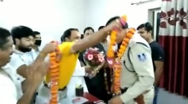ग्वालियर गिर्द: मुरार इलाके में उत्पात मचाने वाले बदमाशों के पकड़े जाने पर स्थानीय लोगों ने मुरार थाने के टीआई का किया सम्मान #टीआई