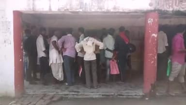 दरौंधा: दरौंधा प्रखंड कार्यालय पर नहीं किया जा रहा सोशल डिस्टेंसिंग का पालन #सोशल_डिस्टेंसिंग