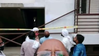 वाराणसी विकास प्राधिकरण द्वारा मानचित्र से विचलन कर बनाई जा रही समूह आवास योजना के विरुद्ध सील की कार्रवाई #vda