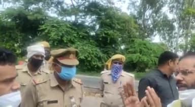 सीतापुर #महोली में #कमलेश_मिश्रजी के परिवार से मिलने जाते समय पुलिस द्वारा माननीय विधायक जी को रोका जाना दुर्भाग्यपूर्ण