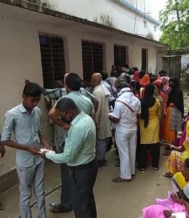 नगरा: #socialdistanacing ka majak bna diya h branch Rampur khoram @bank of India