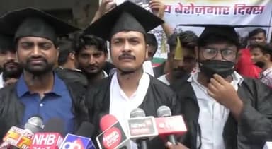 #बेरोजगारी_दिवस
माननीय प्रधानमंत्री मोदी जी के जन्मदिन पर बढ़ती हुई बेरोजगारी के विरोध में किताबे बेच व भीख मांग कर