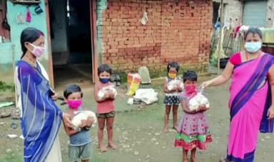 अमड़ापाड़ा: आमड़ापाड़ा में आंगनबाड़ी केंद्र के नामांकित बच्चों के बीच सेविका द्वारा किया गया पोषाहार का वितरण #पोषाहार