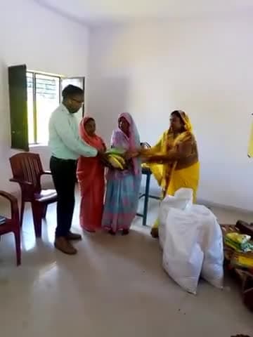 इकौना: भलुहिया दसौंधी के आंगनबाड़ी केंद्र पर पहुंचकर पर्यवेक्षक अधिकारी ने जांचकर पोषाहार का किया वितरण #पोषाहार