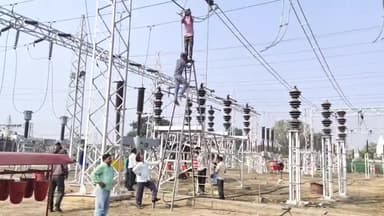धनौरा: गजरौला में लाइनमैन ने काटी कई मोहल्लों की बिजली व अफसर ढूंढते रहे बिजली घर पर फॉल्ट, 12 घंटों तक ठप रही आपूर्ति #लाइनमैन