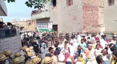 गोहाना: मुंडलाना गांव में कृषि मंत्री के दौरे के दौरान पीटीआई शिक्षकों व किसानों ने किया विरोध, दिखाए काले झंडे #कृषि_मंत्री