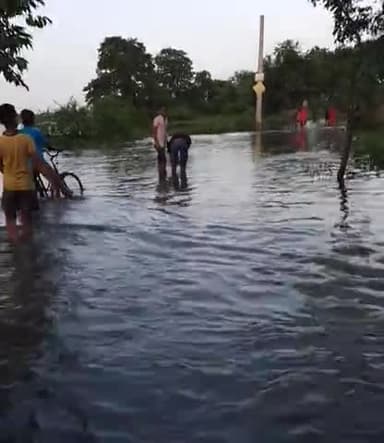 हर तरफ पानी ही पानी 
कुदरत की नहीं नक्कारे हुक्मरानों की नियत की हर वर्ष बाढ़ की मार क्यों झेल रहे #puchhtahaibihar