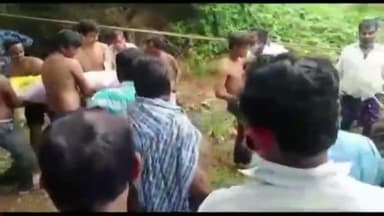 ఖాజీపేట: ఒక తండ్రి దుఃఖాన్ని పంచుకొని... అంతా ఒక్కటై మృతదేహాన్ని వాగు దాటించిన గ్రామస్తులు